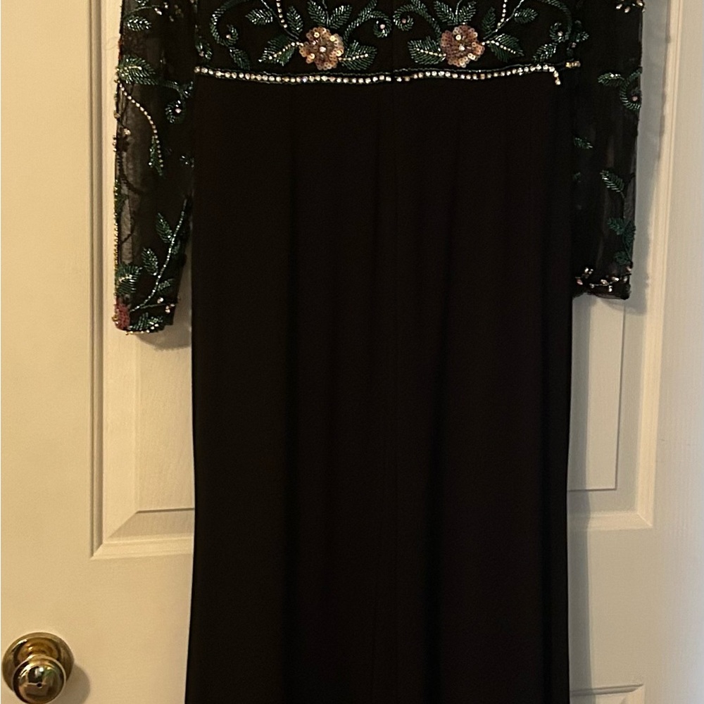 Beautiful evening dress.  Great for all seasons
